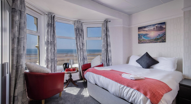 Четырёхместный семейный номер Standard рядом с пляжем The Beachfront Hotel