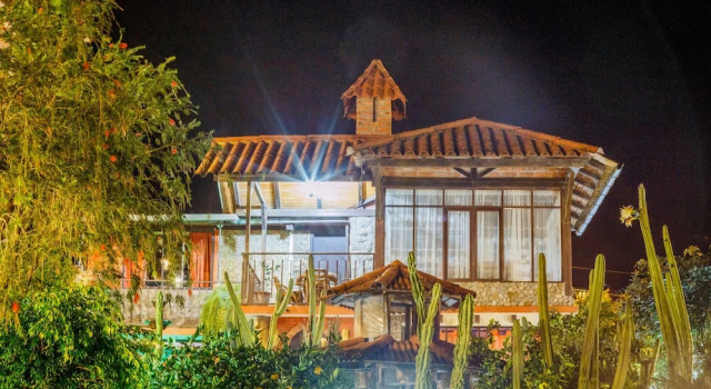 Семейное бунгало с 4 комнатами с видом на горы Hosteria Jardines de Chamana