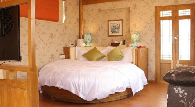 Lijiang Happyland Inn, Забронировать Отель Лицзян Юньнань, рядом с Улица Сквер-стрит Древнего города Даянь