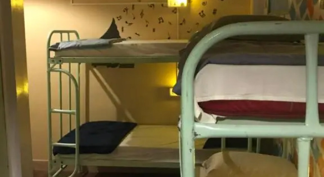 Кровать в общем номере The Little Blue Window Hostel