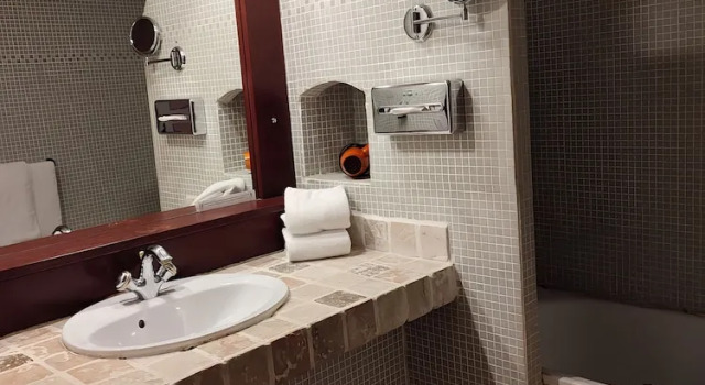 Трёхместный семейный номер Standard Logis Hôtel Les Pages