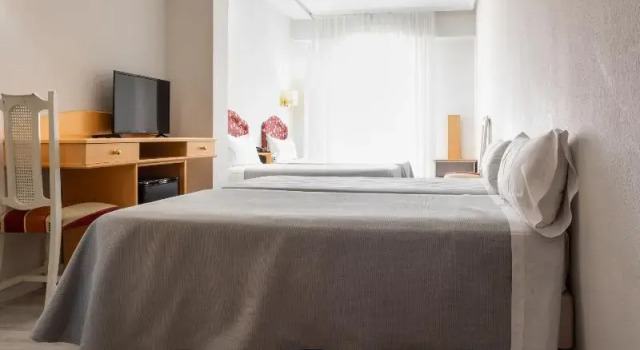 Четырёхместный номер Standard с балконом Hotel Tibur