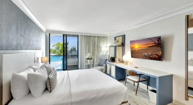 Двухместный номер Standard с балконом и с видом на бассейн Tideline Palm Beach Ocean Resort and Spa