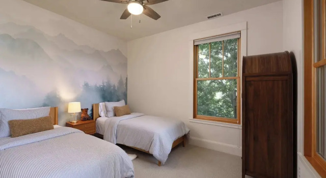 Cascade Cottage Stay for 6, Rezerwuj Dom wakacyjny Hotele w Sisters z parkingiem, Parking