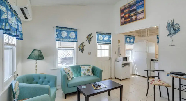 Steps to Seawall: Cozy Indian Rocks Beach Cottage, Забронировать Дом для отпуска Отели Клируотер-Бич с парковкой, Парковка