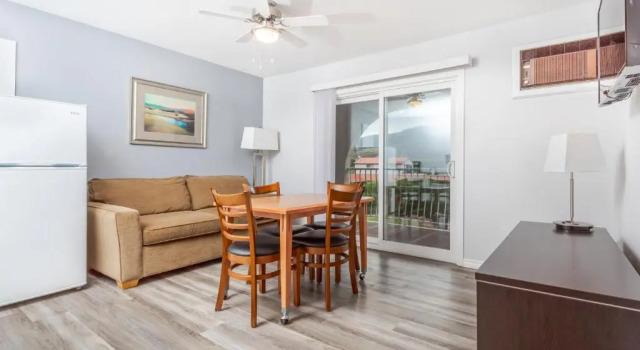 Люкс с видом на бассейн Westridge Motor Inn