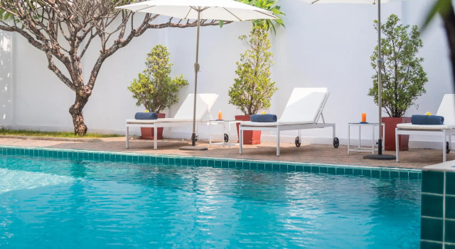 Кровать в общем номере Le Charme Vientiane Hotel