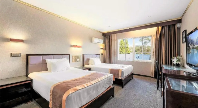 Четырёхместный номер Deluxe Eltham Gateway Hotel & Conference Centre