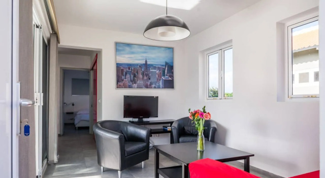 Apt 80m2 Jan Thiel Area W/ Balcony, Pool & Tropical Garden