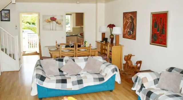 Stylish pet-friendly lakeside retreat in the Cotswold Water Park