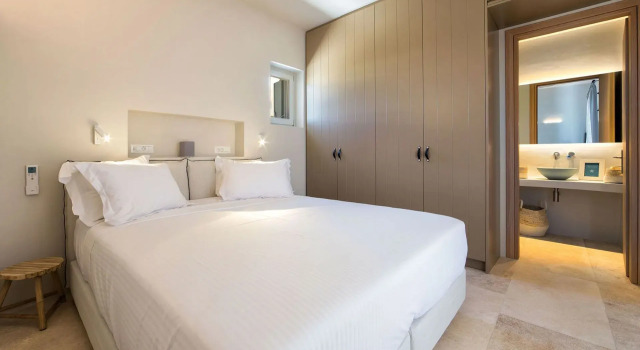 Кровать в общем номере Luxury Key Paros