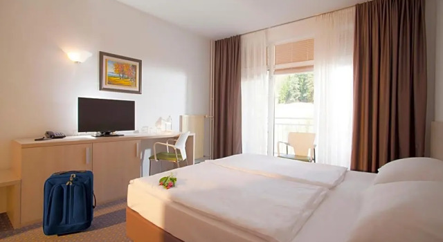 Номер Comfort с балконом и с видом на бассейн Hotel Vesna