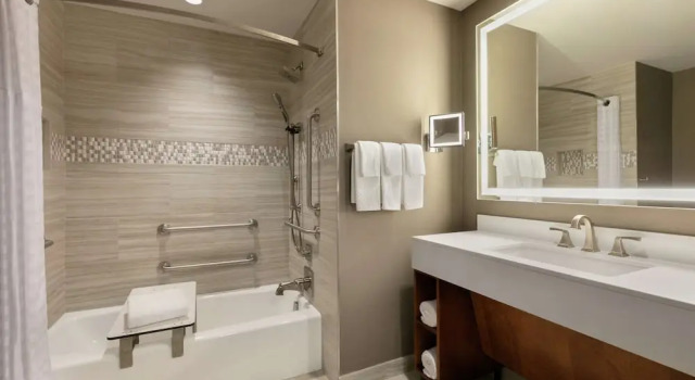 Четырёхместный номер Deluxe Embassy Suites By Hilton Berkeley Heights