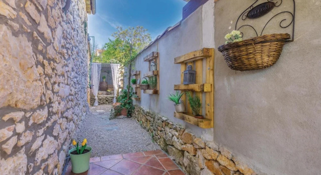 Awesome Home in Dobrinj With Wifi and 3 Bedrooms, Buchen Sie Hotel SPA-Hotels in Polje, SPA