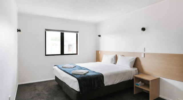 Апартаменты Premium Cobblestone Court Motel - Wenzel Motels
