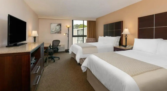 Четырёхместный номер Standard Wyndham Riverfront Hotel