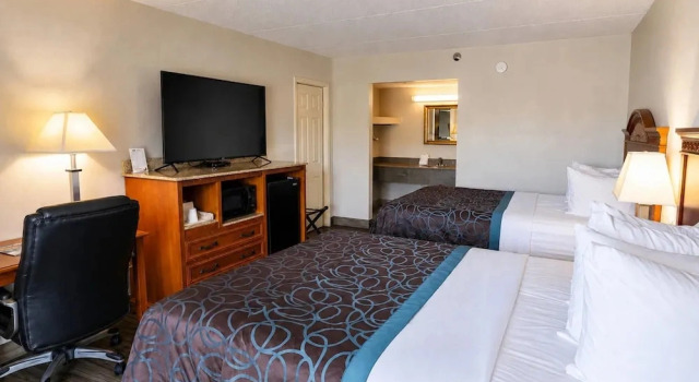 Четырёхместный номер Standard Цокольный этаж Days Inn by Wyndham Apple Valley Pigeon Forge/Sevierville