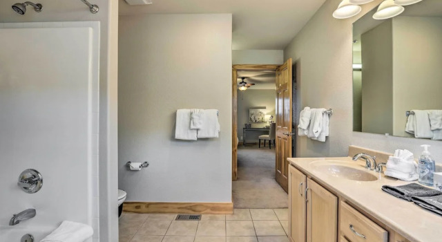 Апартаменты с 2 комнатами с балконом 7 Mi to Slopes: Main Street Condo in Dillon