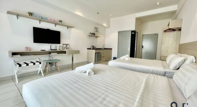 Четырёхместный номер Standard с балконом Homesuite' Home at Aeropod SOVO