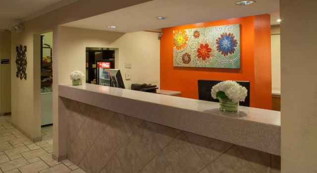 Cloverleaf Suites Kansas City - Overland Park