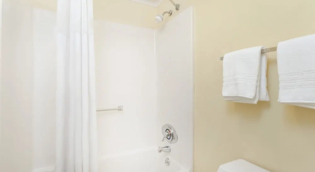 Четырёхместный номер Standard Days Inn by Wyndham Dover Downtown