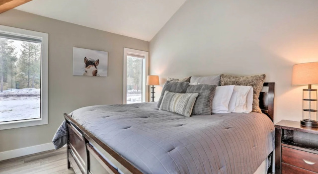 Коттедж Modern Sunriver Home w/ Hot Tub: Ski, Hike & Bike!
