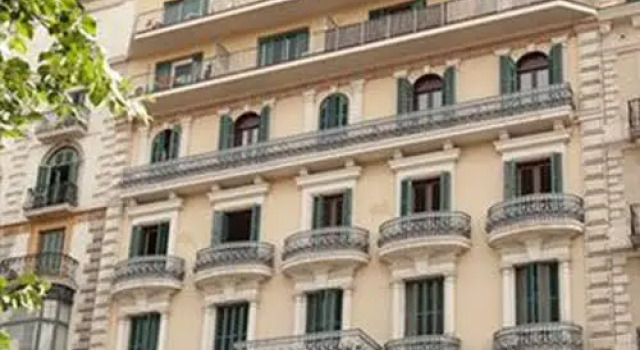 Rent Top Apartments Eixample, Забронировать Апартаменты/квартира Отели Барселоны с парковкой, рядом с Оспиталь Клиник, Парковка