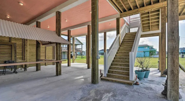 Ocean View + Wraparound Deck: Crystal Beach Home!, Boek Vakantiehuis Crystal Beach Houston