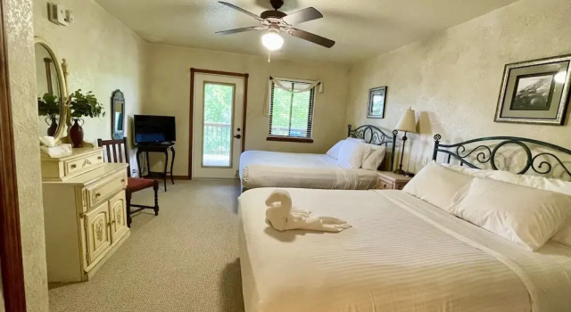 Lake view two bedroom, two bath log-sided cottage with private hot tub overlooking Lake Ouachita. by RedAwning, Boek Vakantiehuis Hotels in Missouri met zwembad, Zwembad