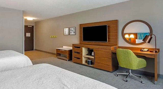Четырёхместный люкс Hampton Inn & Suites Edmonton/West