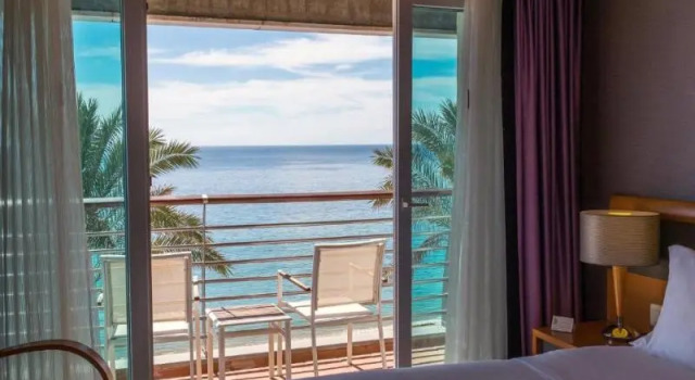 Трёхместный номер Standard с балконом и с видом на море SANA Sesimbra Hotel