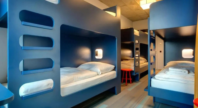 Кровать в общем номере с 6 комнатами MEININGER Hotel Berlin East Side Gallery