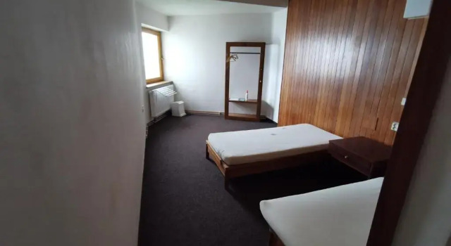 Кровать в общем номере Hotel Labská bouda