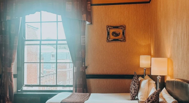 Трёхместный номер Standard Russell Court Hotel