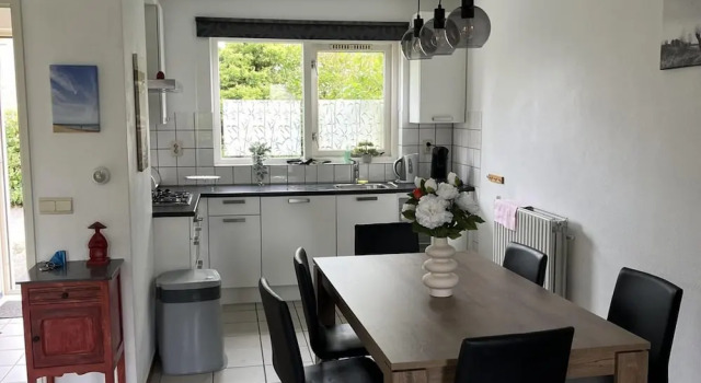 Коттедж Classic Cosy bungalow near the beach