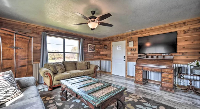 Коттедж The Barn Texas Wine Country Vacation Rental