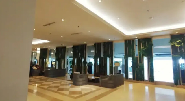 Homey and Simple Studio at Tanglin Supermall Mansion Apartment, Book Apartment Hotels in East Java with a Pool, Swimming Pool