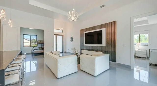 Poolside Lounge w/ Bar & Kitchen: Cape Coral Home, Varaa Lomakoti Huvilat kohteessa Florida, Villa