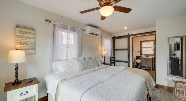 Hilltop Hideaway with Scenic Views and Hot Tub, Buchen Sie Ferienhaus West Jefferson North Carolina