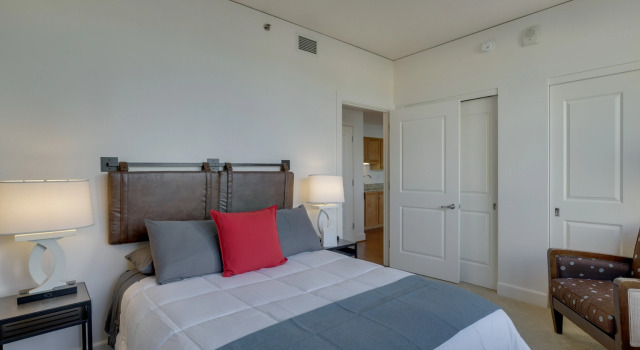 Luxury Open Plan Apt, Fast Wifi & Free Parking (long term stays). Work From Home Set Up Too!, Забронировать Отель Отели Портленда с парковкой, рядом с U.S. Bank Building, Парковка
