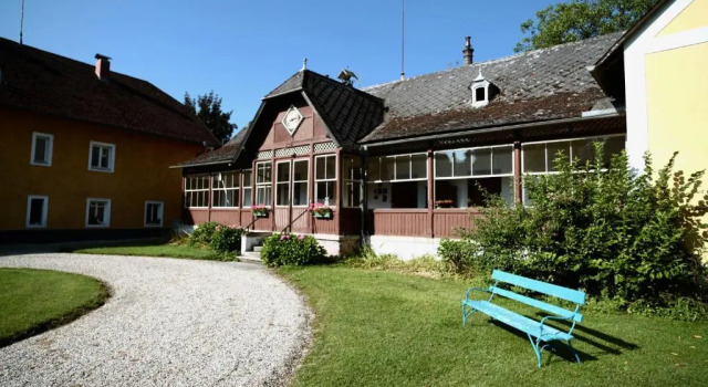 Schloss Pesenbach Chalet im Freizeitland Feldkirchen an der Donau, Book Chalet  