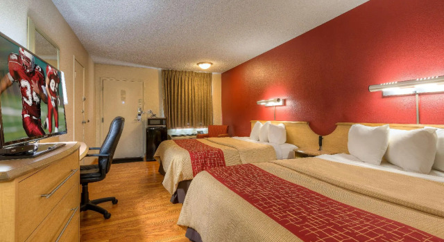 Четырёхместный номер Deluxe Red Roof Inn Tulsa