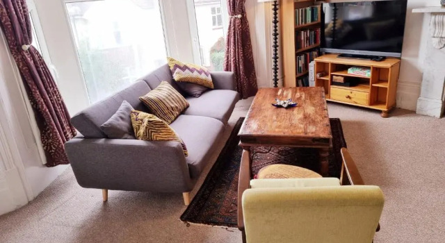 Bright, character 3 bed Apartment: 7 mins walk to sea