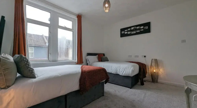 Central 3BR Home with Hot Tub Sleeps 10, Забронировать Апартаменты/квартира Портсмут Хэмпшир