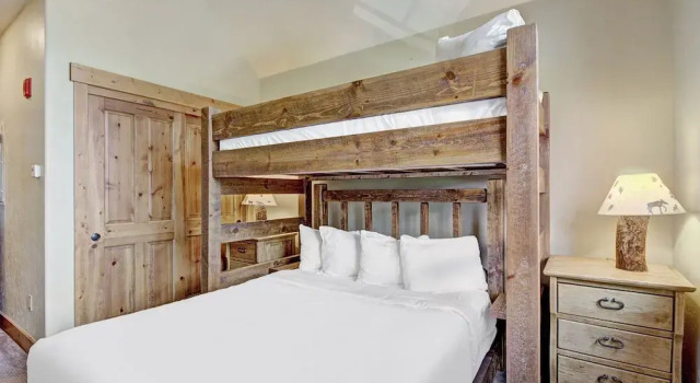 Soaring Ceilings + Mins To Gondola/apres-ski - 2br Sleeps 6 2 Bedroom Townhouse by RedAwning
