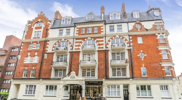 Putney riverside pad, perfect base for Wimbledon