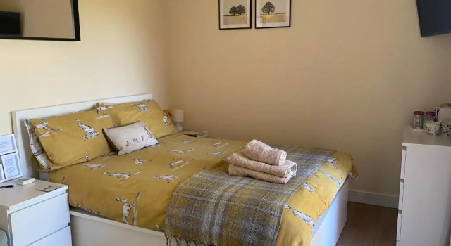 Private Entry Double Bedroom With Beautiful Views!, Varaa Hotelli Knowle West Midlands