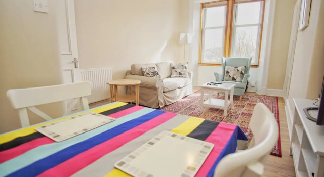 Bright & Spacious Flat 4 in Newhaven, Prenota Hotel Edimburgo 