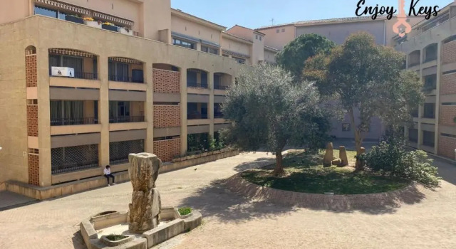 Au pied du Château de l'Empéri