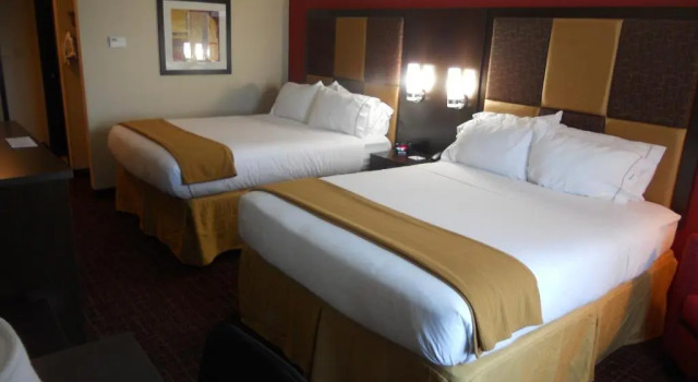 Четырёхместный люкс Holiday Inn Express & Suites Greensburg by IHG
